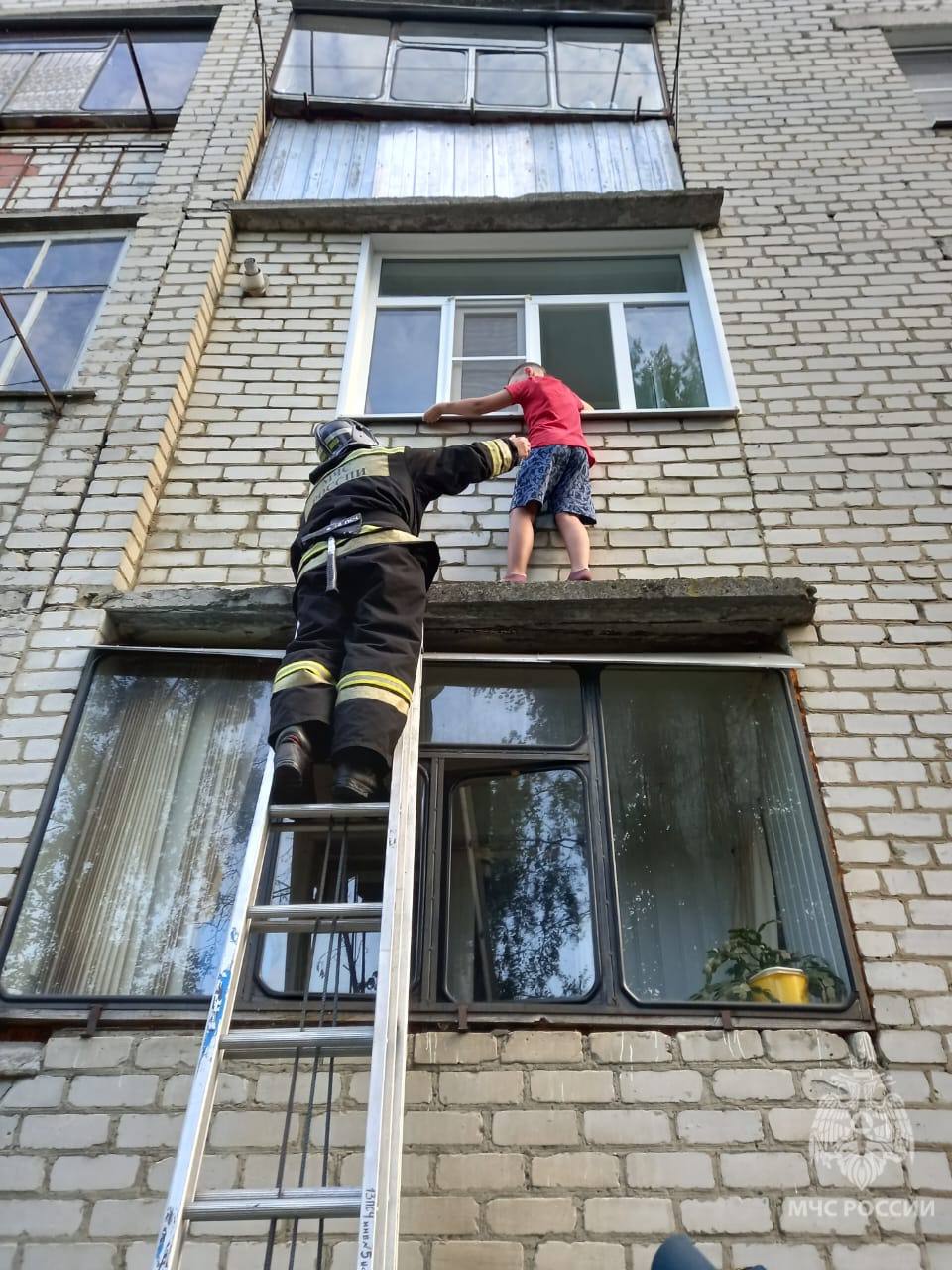 В Курской области ребенок пытался выйти на улицу через окно 2 этажа